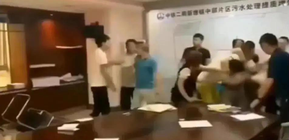 中鐵二局閥門投標(biāo)現(xiàn)場，報(bào)最低價(jià)者被“群揍”…咋回事？